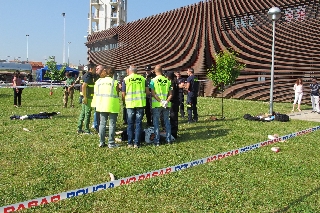 Simulacro de suceso con víctimas múltiples, forenses y agentes de la seguridad en acción